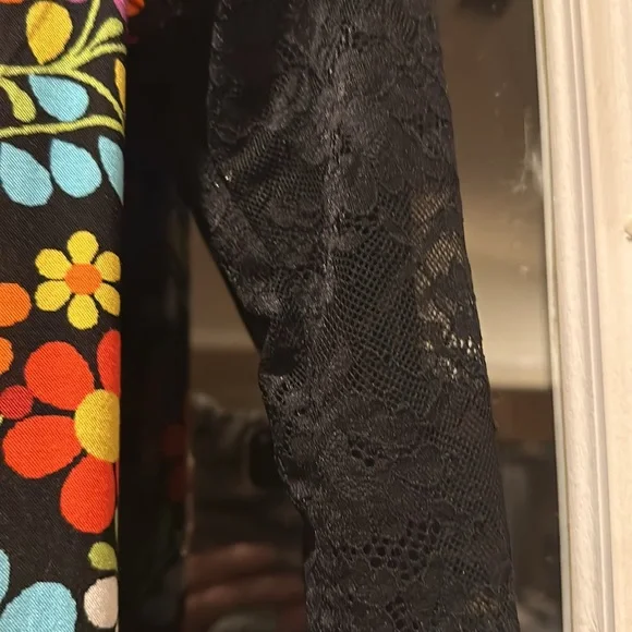 Flower dress with a black lace edge - Picture 8 of 12